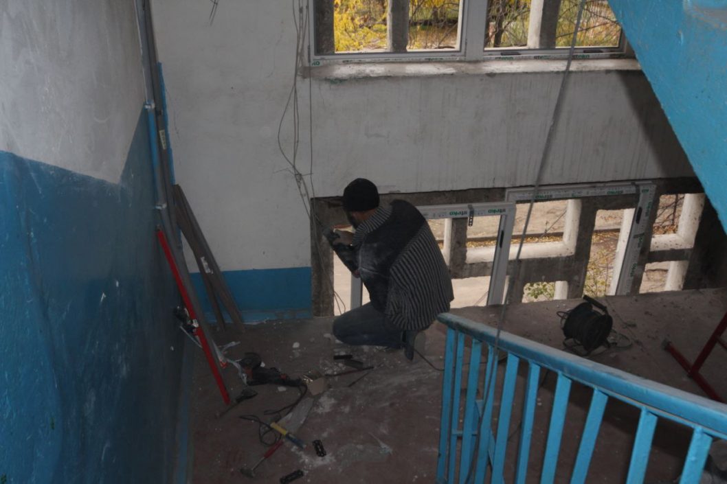 У дніпровських будинках ОСББ продовжують замінювати вікна після ракетних ударів  - рис. 4