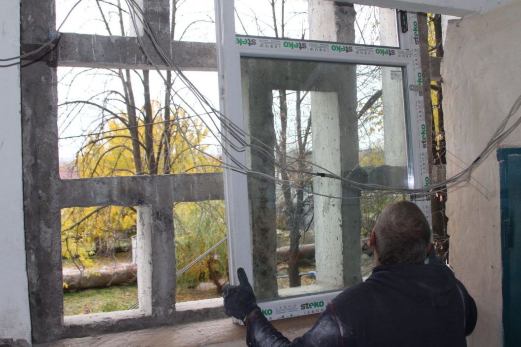 У дніпровських будинках ОСББ продовжують замінювати вікна після ракетних ударів  - рис. 2
