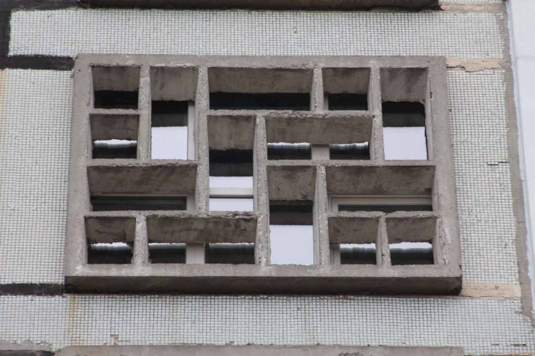 У дніпровських будинках ОСББ продовжують замінювати вікна після ракетних ударів  - рис. 1