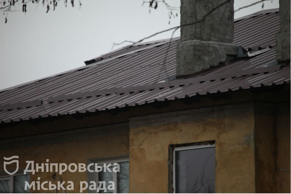 В Днепре, несмотря на войну, коммунальщики продолжают ремонтировать крыши зданий - рис. 8