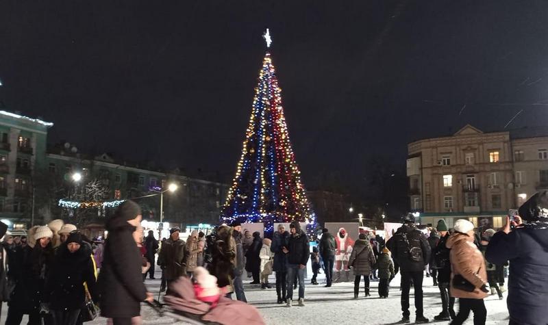В Новомосковске в этом году не будут устанавливать елку к Новому Году - рис. 1