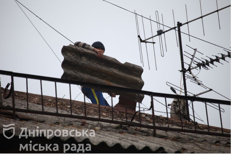 В Днепре, несмотря на войну, коммунальщики продолжают ремонтировать крыши зданий - рис. 2