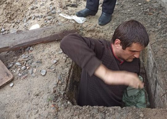 В Никополе военный спас щенка, упавшего в глубокую яму - рис. 1