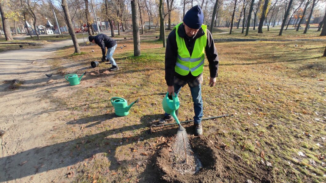У Дніпрі в Придніпровському парку висадили десятки дерев - рис. 3