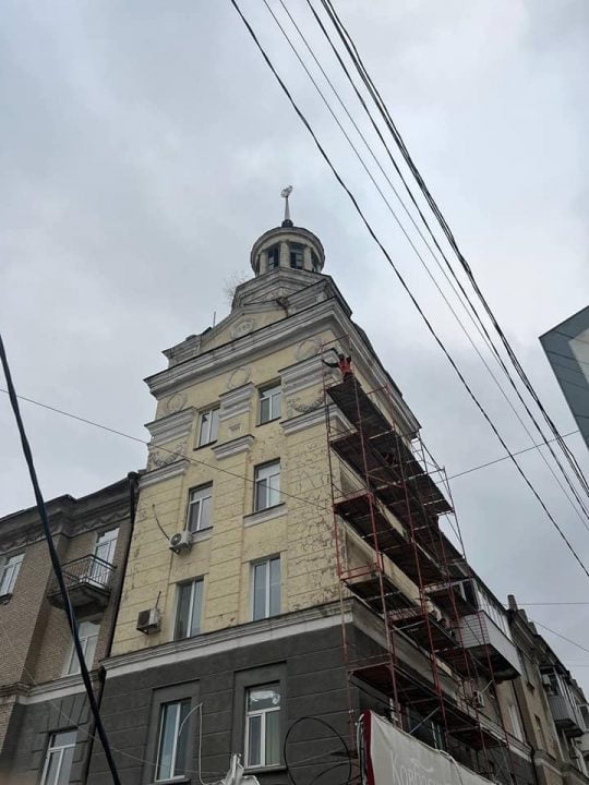 З будинку на Робочій у Дніпрі демонтують радянську символіку та замінять на тризуб - рис. 2