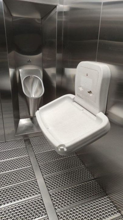 Покращують демографічну ситуацію: у вбиральнях Дніпра використовують пеленальні столики не за призначенням - рис. 1