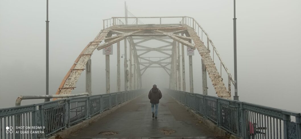 Таємнича завіса: Дніпро огорнув густий туман (Фото) - рис. 1