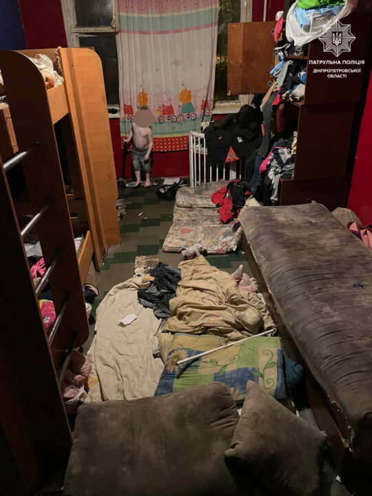 У Дніпрі патрульні врятували шістьох дітей, які жили в умовах антисанітарії - рис. 2