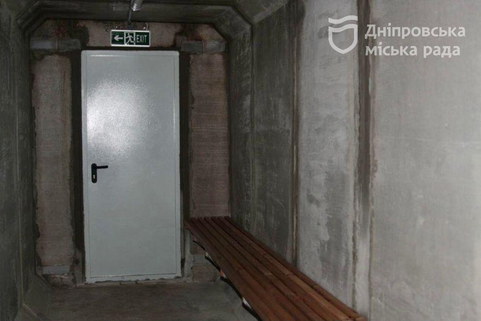 З дверима та лавочками: у Дніпрі показали, як виглядає встановлена захисна споруда - рис. 5