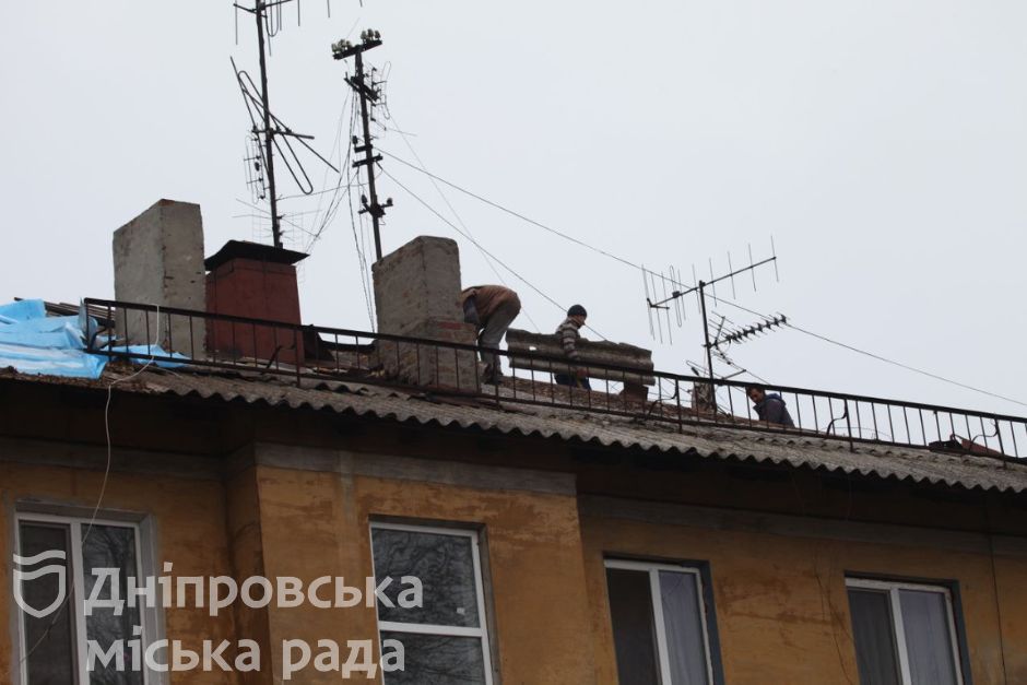 В Днепре, несмотря на войну, коммунальщики продолжают ремонтировать крыши зданий - рис. 1
