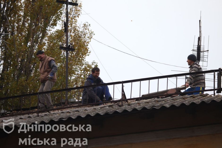 В Днепре, несмотря на войну, коммунальщики продолжают ремонтировать крыши зданий - рис. 3