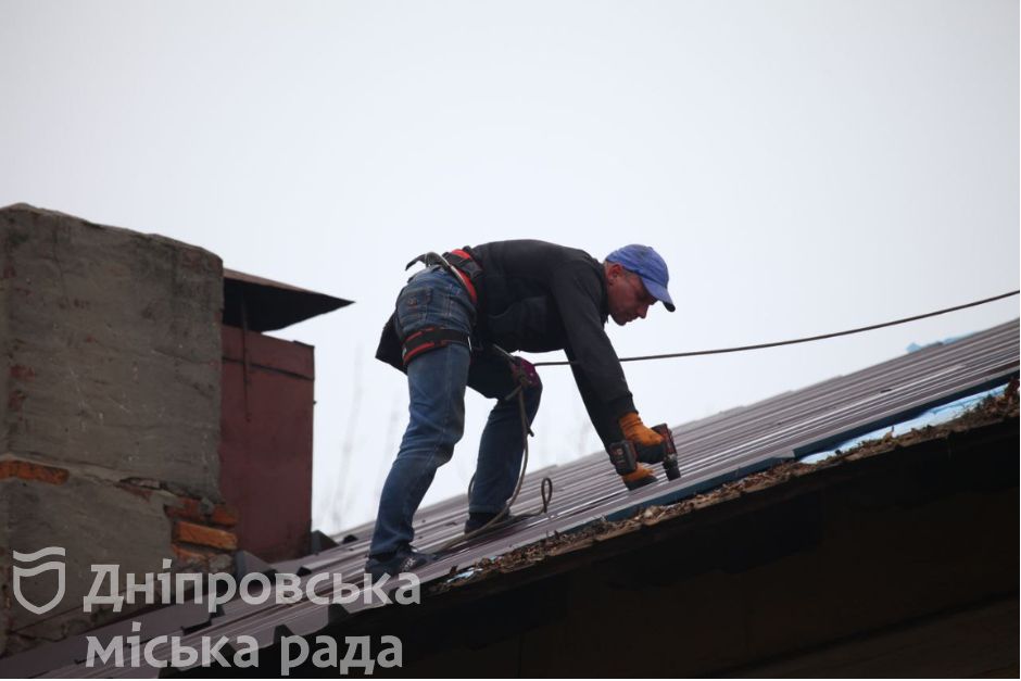 В Днепре, несмотря на войну, коммунальщики продолжают ремонтировать крыши зданий - рис. 5