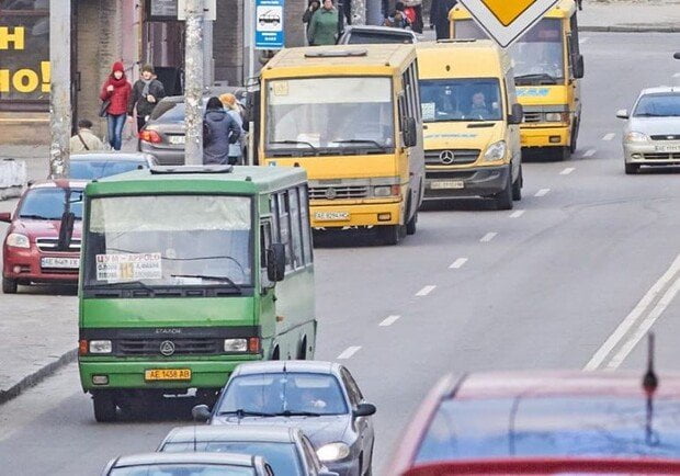 В Днепре возобновили движение автобусов, которое было прекращено после ракетного обстрела - рис. 1