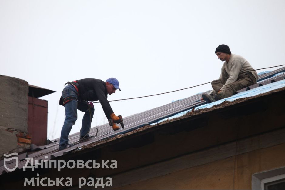 В Днепре, несмотря на войну, коммунальщики продолжают ремонтировать крыши зданий - рис. 6