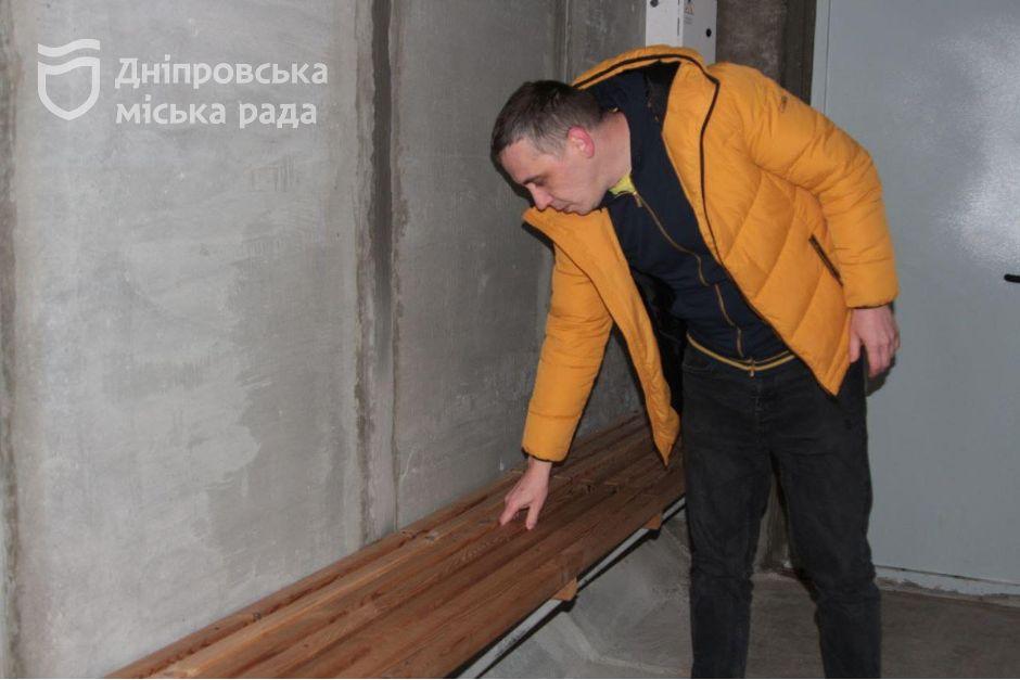 З дверима та лавочками: у Дніпрі показали, як виглядає встановлена захисна споруда - рис. 2