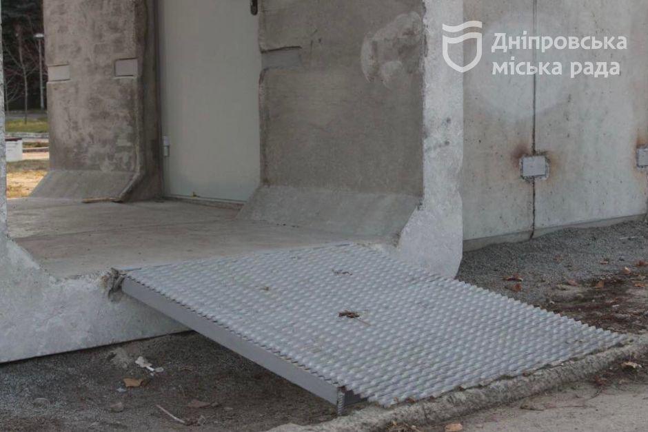 З дверима та лавочками: у Дніпрі показали, як виглядає встановлена захисна споруда - рис. 4