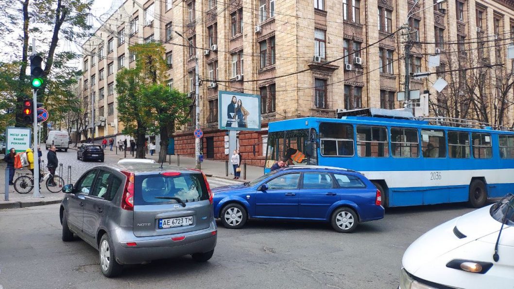 В центре Днепра столкнулись троллейбус и легковой автомобиль (Фото) - рис. 1
