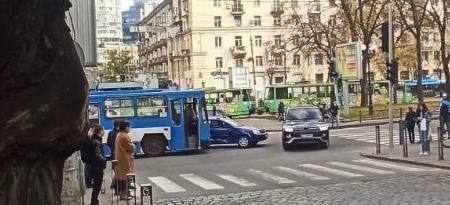 В центре Днепра столкнулись троллейбус и легковой автомобиль (Фото) - рис. 2
