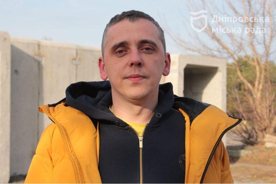 З дверима та лавочками: у Дніпрі показали, як виглядає встановлена захисна споруда - рис. 1