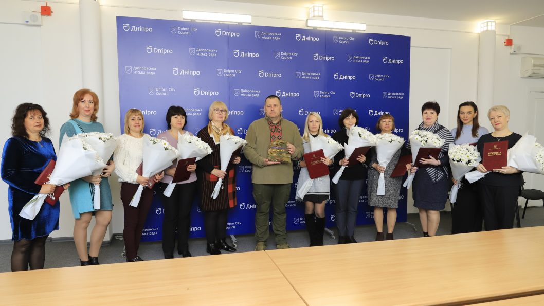 Мэр Днепра Борис Филатов поздравил социальных работников с их профессиональным праздником - рис. 1