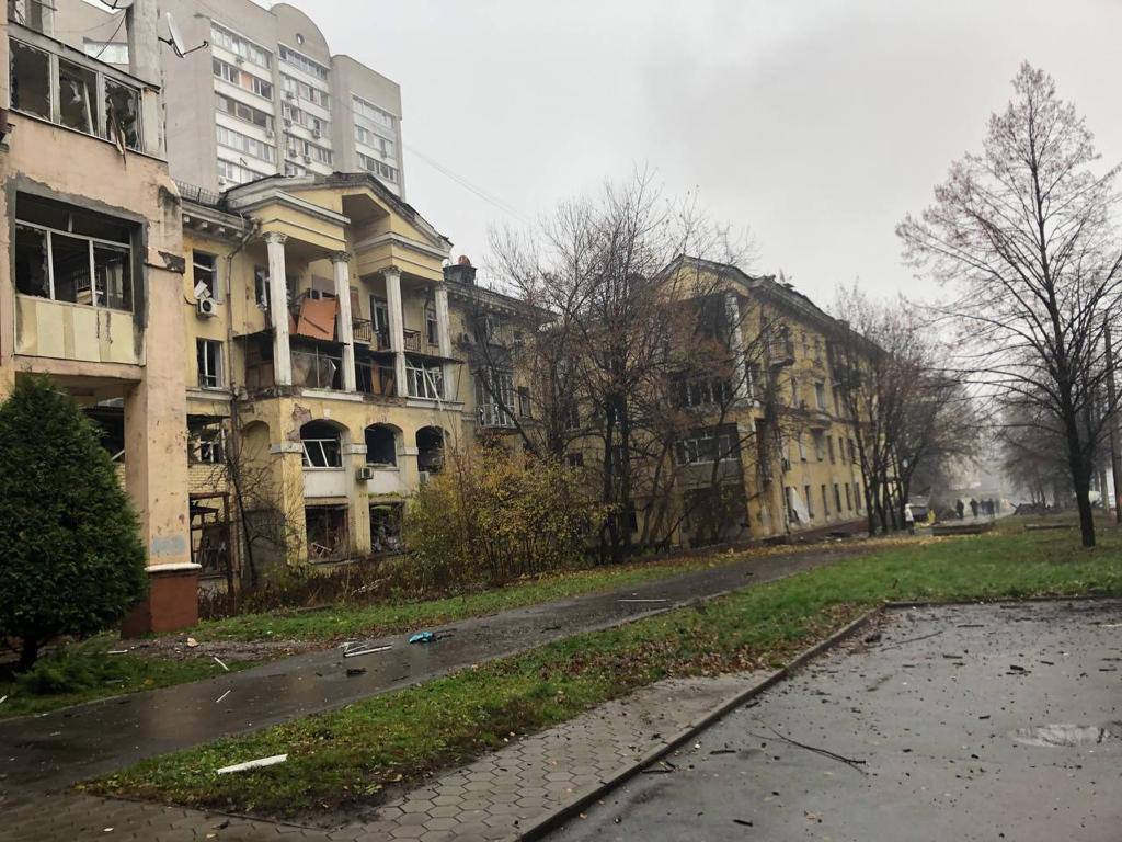 Повреждены жилые дома: в Офисе Президента показали последствия обстрелов Днепра - рис. 3