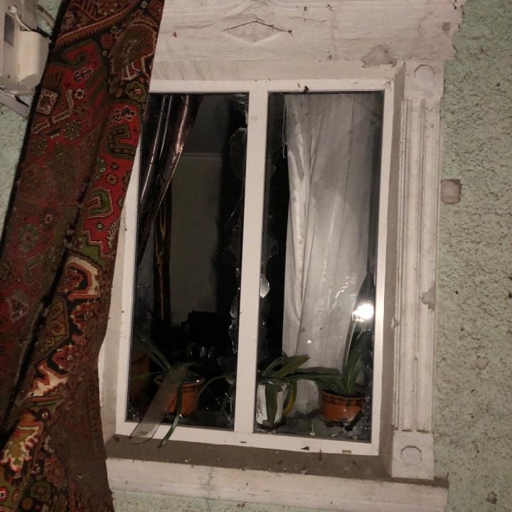 Выбиты окна и повреждены гаражи: последствия вражеских обстрелов Никополя (Фото) - рис. 2