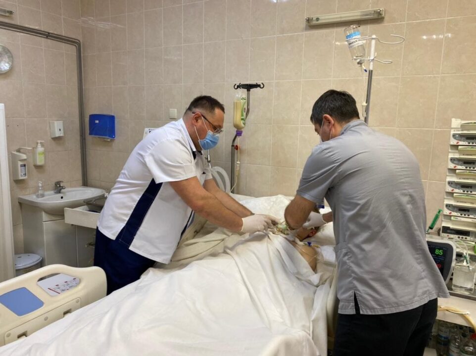 У Дніпрі рятують постраждалих під час атаки дронами працівників Нової пошти - рис. 1
