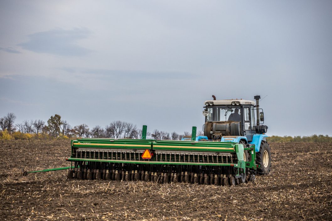 На Дніпропетровщині вже засіяли 75% полів, відведених під озимі зернові (Фото) - рис. 6