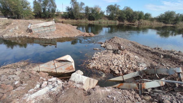 В Днепропетровской области восстановили разрушенную в результате ракетной атаки переправу - рис. 1