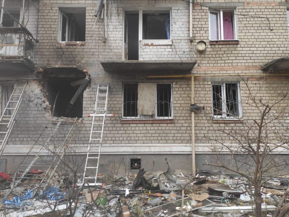 Раненые люди, разрушенные дома: последствия обстрела Никополя со стороны российских захватчиков - рис. 2