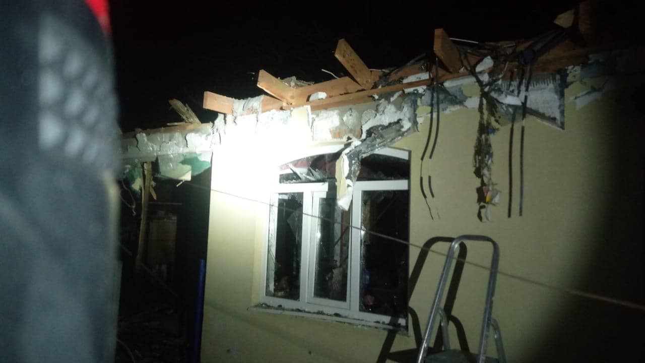 Раненые люди, разрушенные дома: последствия обстрела Никополя со стороны российских захватчиков - рис. 4