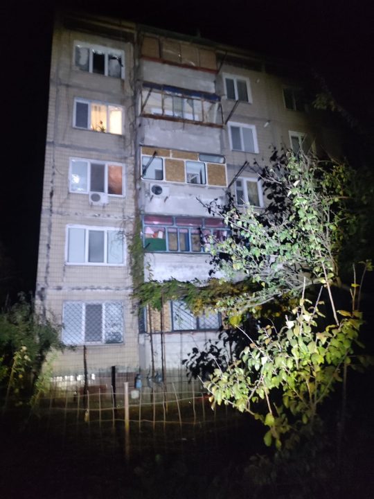 Повреждены дома и ЛЭП: последствия вражеских обстрелов Никопольского района - рис. 1