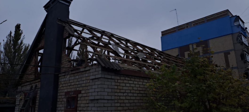 Повреждены дома и ЛЭП: последствия вражеских обстрелов Никопольского района - рис. 4