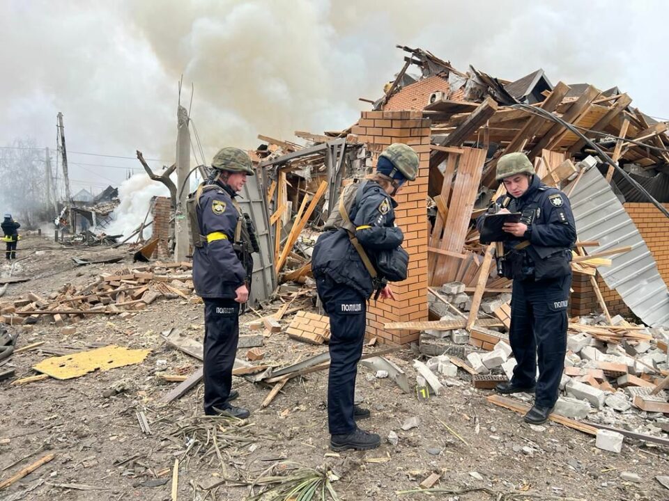 Російські терористи нанесли ракетний удар по приватним будинкам у Дніпрі: подробиці від поліції - рис. 1