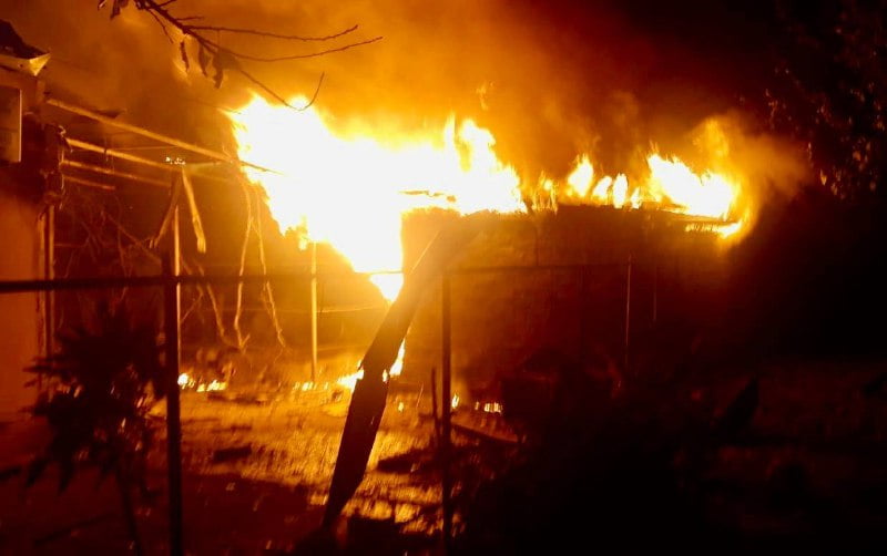 Оккупанты ночью обстреляли Никополь: разрушены дома, есть пострадавшие - рис. 4