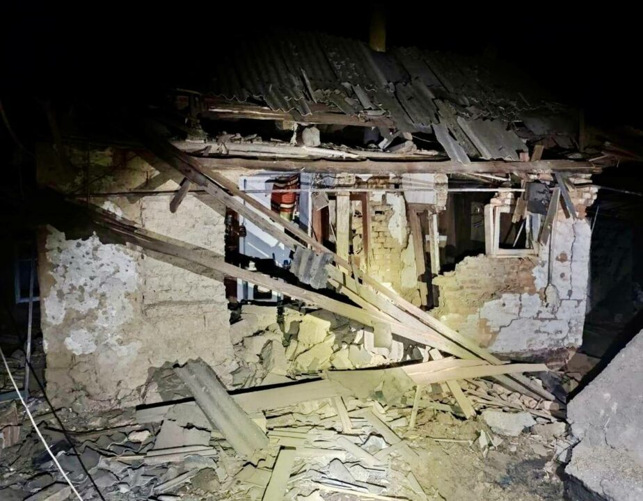 Оккупанты ночью обстреляли Никополь: разрушены дома, есть пострадавшие - рис. 1