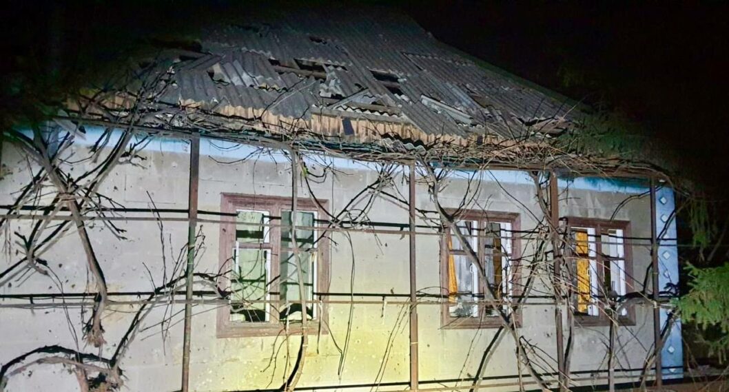 Оккупанты ночью обстреляли Никополь: разрушены дома, есть пострадавшие - рис. 2