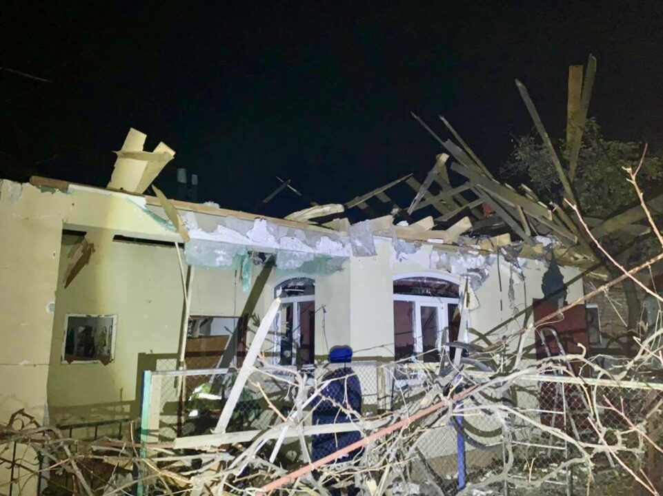 Оккупанты ночью обстреляли Никополь: разрушены дома, есть пострадавшие - рис. 3