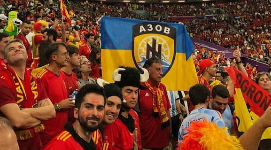 Скандал на Чемпіонаті світу: FIFA відібрали прапор «Азову», який розгорнули іспанські вболівальники на трибунах