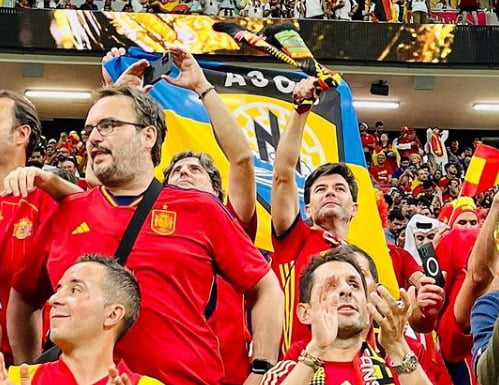 Скандал на Чемпіонаті світу: FIFA відібрали прапор «Азову», який розгорнули іспанські вболівальники на трибунах