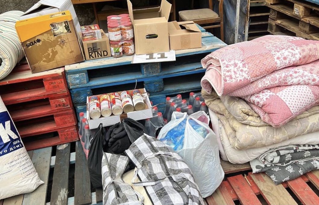Волонтери Дніпра передали захисникам продукти, речі та автомобілі (Фото) - рис. 2