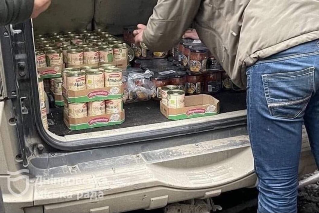 Волонтери Дніпра відправили воїнам продукти, одяг, медикаменти та корми для тварин - рис. 2