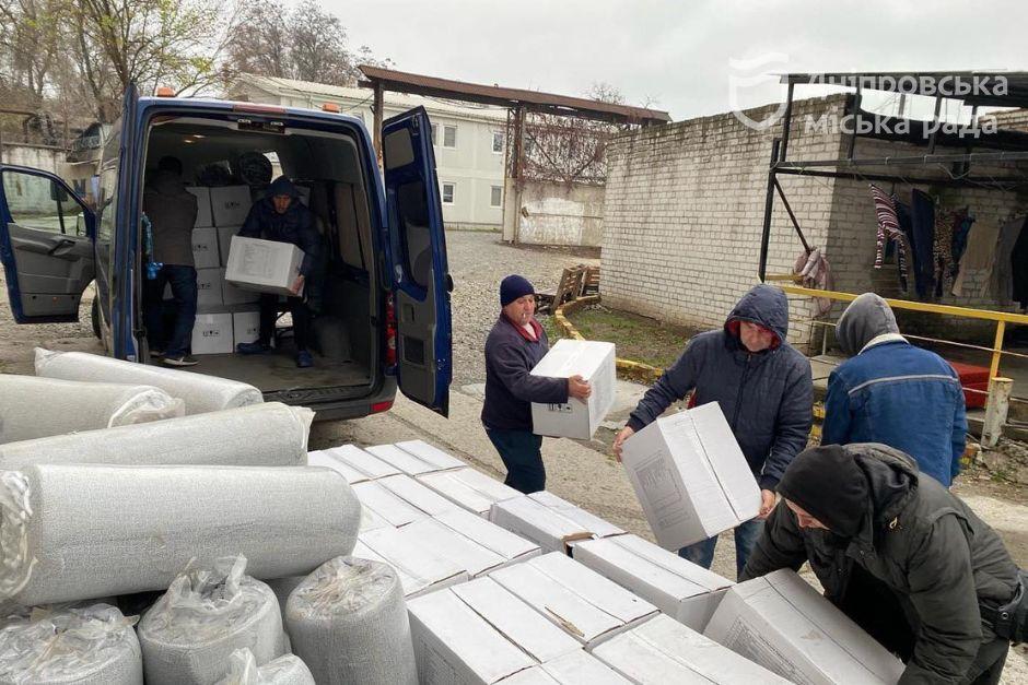 Волонтеры Днепра отправили воинам продукты, одежду, медикаменты и корма для животных - рис. 4