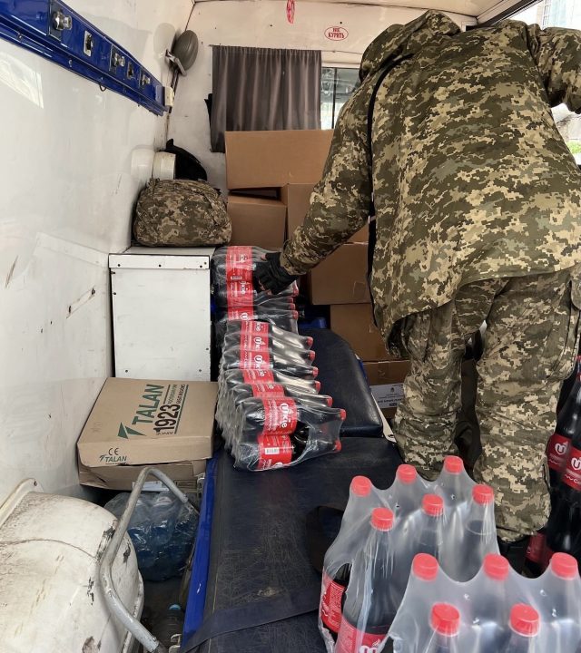 Волонтери Дніпра передали військовим термобілизну, ліхтарики, продуктові набори (Фото) - рис. 5