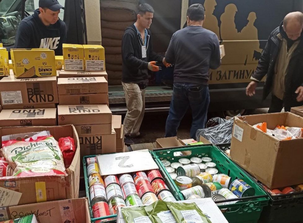 Волонтеры Днепра передали военным термобелье, фонарики, продуктовые наборы (Фото) - рис. 9