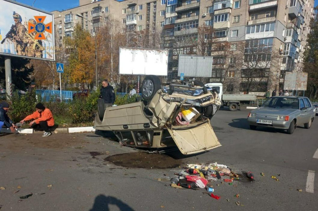 Є постраждалі: на Дніпропетровщині перекинулася автівка (Фото) - рис. 1