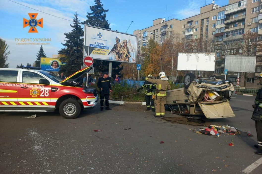 Є постраждалі: на Дніпропетровщині перекинулася автівка (Фото) - рис. 2