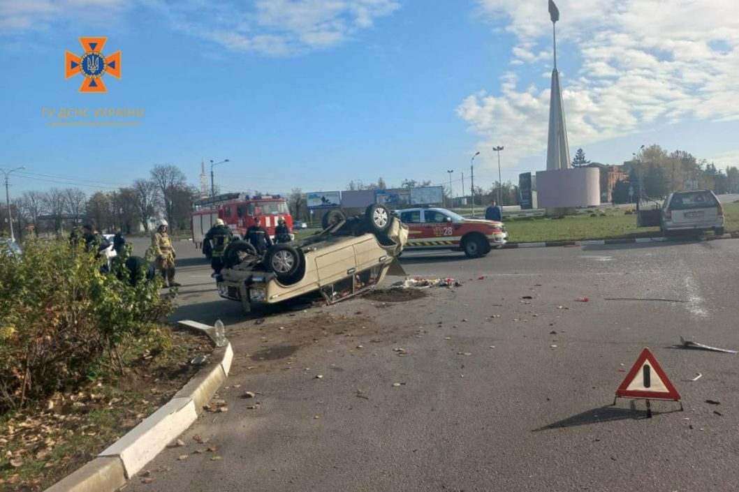 Є постраждалі: на Дніпропетровщині перекинулася автівка (Фото) - рис. 4