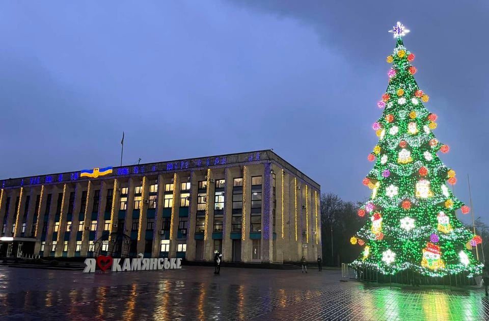 Быть или не быть: в Каменском решили судьбу главной новогодней елки города - рис. 1