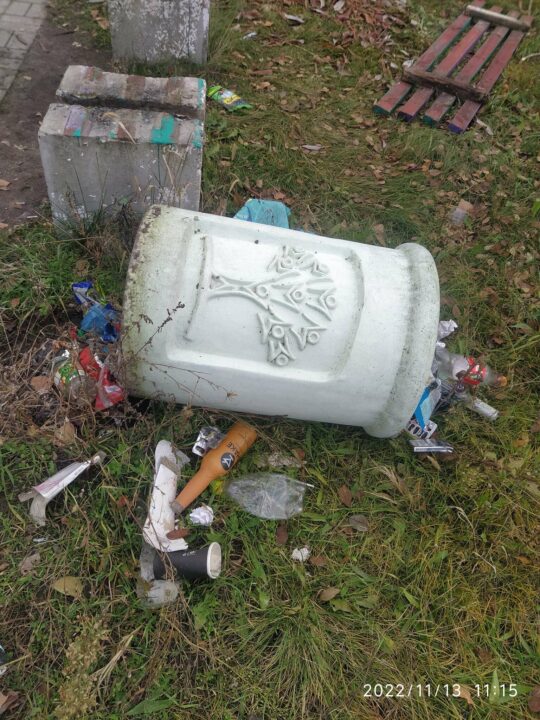 У Дніпрі малолітні вандали зламали лавку на дитячому майданчику - рис. 1